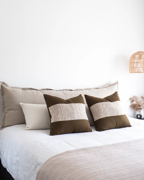 Modular bedhead cushion arrangement